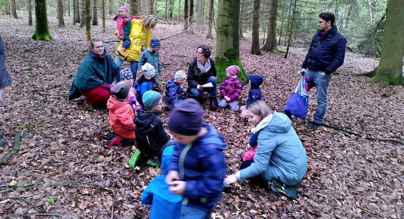 Kinder auf dem Waldspielplatz