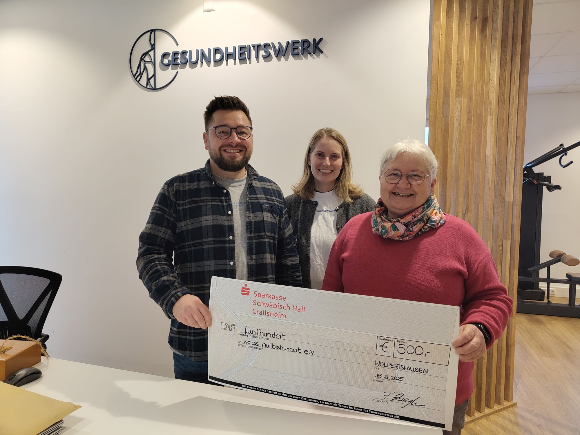 Die Gruppe bei der Scheckübergabe